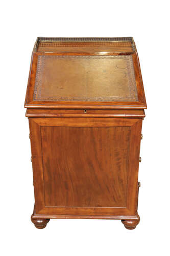 A Fine Quality Mahogany Slide Front Davenport