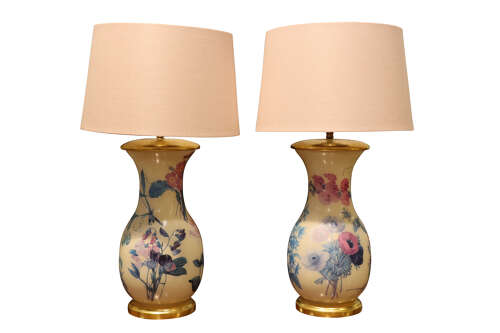 A Pair of Elegant Decalcomania Table Lamps on Giltwood Bases