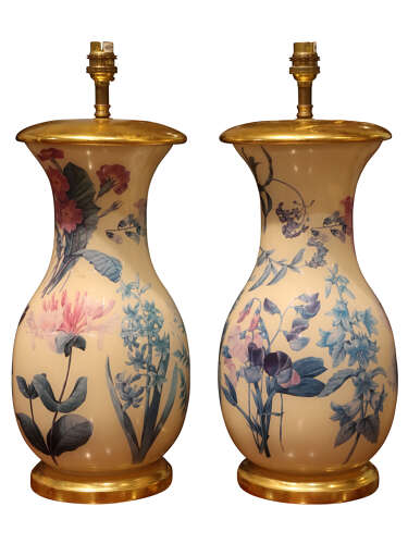 A Pair of Elegant Decalcomania Table Lamps on Giltwood Bases