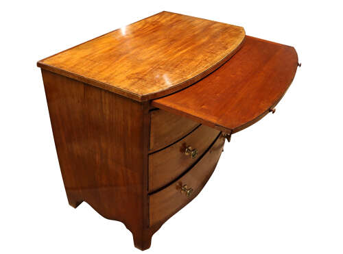 A fine Georgian bow-fronted mahogany chest of drawers